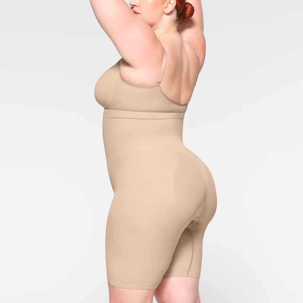 NEW SKIMS SEAMLESS SCULPT
HIGH-WAISTED ABOVE THE KNEE SHORT